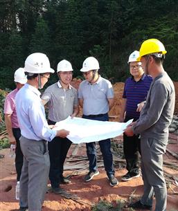 三江縣政府到洋溪鄉(xiāng)玉民村烏杠屯易地扶貧搬遷工程現場視察工作