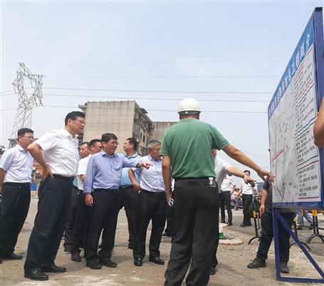 鄭俊康、吳煒到火車站周邊路網(wǎng)改造工程調(diào)研