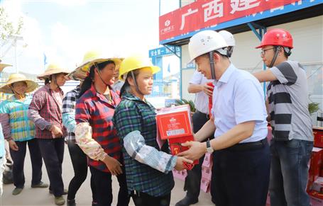 集團公司黨委委員、副總經(jīng)理侯立林到公司施工一線送清涼