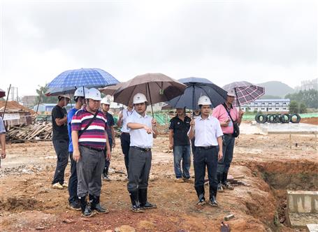 周善學(xué)到鹿寨第五中學(xué)項(xiàng)目開(kāi)展安全質(zhì)量大檢查