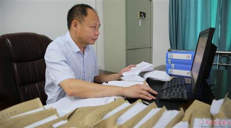 初心不改　本色不褪——記廣西勤廉榜樣、河池市紀(jì)委副書(shū)記、監(jiān)委副主任黃振林