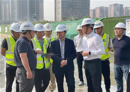 侯立林到桂鴻分公司承建的大都蓉建新都區(qū)花園社區(qū)住宅及商業(yè)項目調研指導