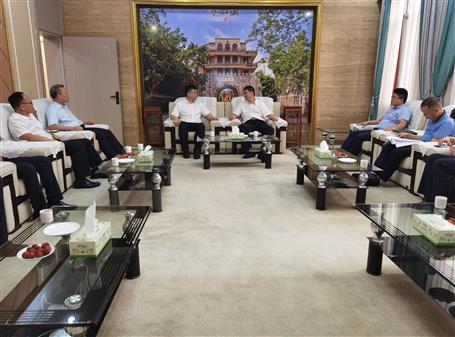 黃深紅與憑祥市委書(shū)記武曉輝舉行工作會(huì)談