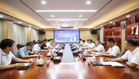 覃振華與鹿寨縣委副書記、縣長楊毅舉行工作會談