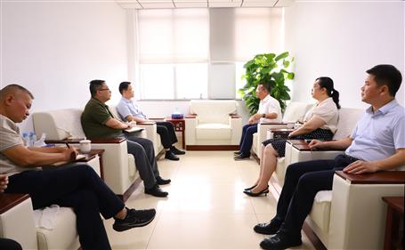 覃振華與柳北區(qū)委書(shū)記、區(qū)長(zhǎng)石中華舉行工作會(huì)談