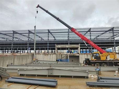 【奮戰(zhàn)三季度 打贏攻堅(jiān)戰(zhàn)】冶建第四分公司內(nèi)蒙古項(xiàng)目2#冷庫(kù)鋼結(jié)構(gòu)首吊成功！